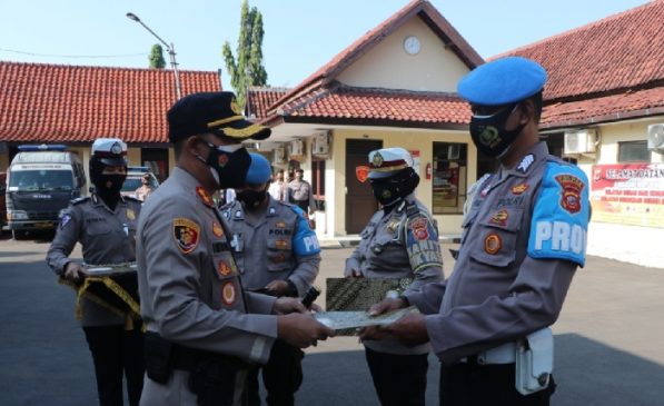 Kapolres Cirebon Kota Berikan Penghargaan kepada Anggota Berprestasi