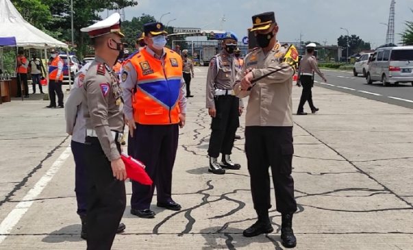 Kapolresta Cirebon Pimpin Penyekatan Kendaraan Besar Di GT Palimanan 4