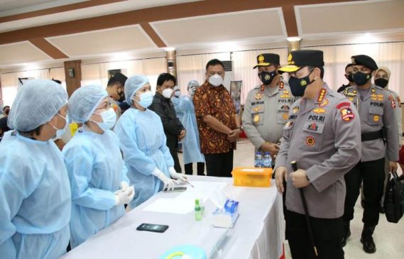 Kapolri Tinjau Vaksinasi Massal Covid-19 di Manado