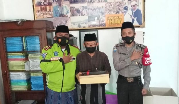 Ngamumule 100 Tajug di Cikancung, Kapolsek Cikancung Gelar Baksos Berikan Al-qur’an, Sajadah dan Sembako