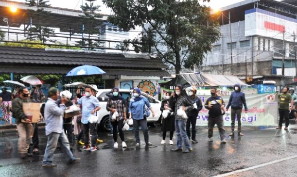 PWI-IKWI Kota Bandung Bagikan Takjil Lagi, Dilanjut Bukber di Roemah Kentang 1908