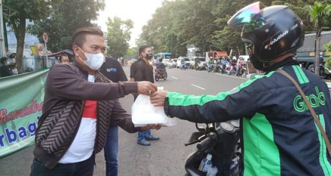 PWI Kota Bandung Bersama IKWI Kota Bandung Bagikan Baksos Nasi Dus di Seputar Jalan Ahmad Yani