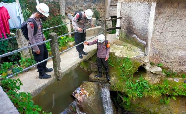 Patroli Sat Brimob Polda Jabar Laksanakan Pengecekan Debit Air Sungai Wilayah Cipanas