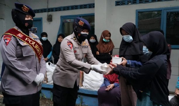 Peringati Hari Kartini, Polwan Sat Brimob Polda Jabar Gelar Baksos