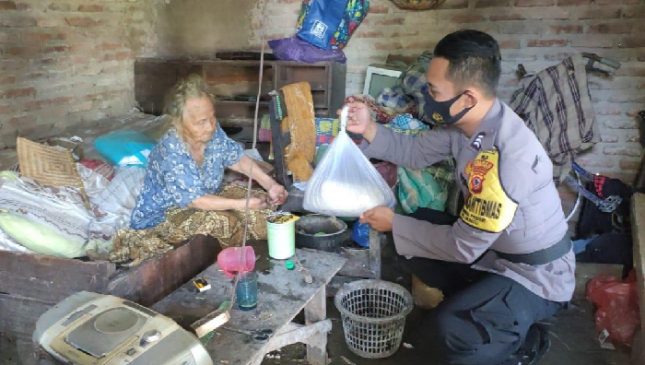 Polres Cirebon Kota Berikan Bansos kepada Warga Terdampak Covid-19