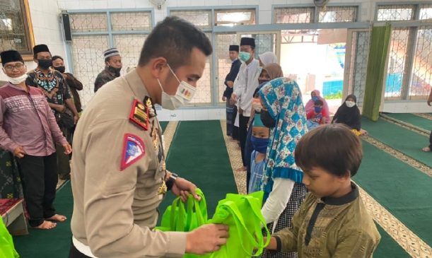 Polres Cirebon Kota Berikan Bantuan Al-quran dan Buku Agama ke Masjid Nurussholichah