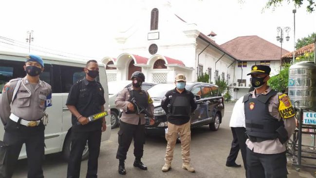 Polres Cirebon Kota Laksanakan Pengamanan Gereja Bersama Babinsa