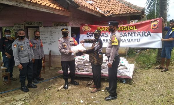 Polres Indramayu Berikan Bansos kepada Masyarakat yang Terdampak Angin Puting Beliung