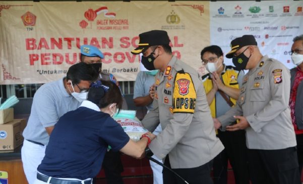 Polres Kuningan Salurkan Bantuan Sosial kepada Warga Terdampak Covid-19