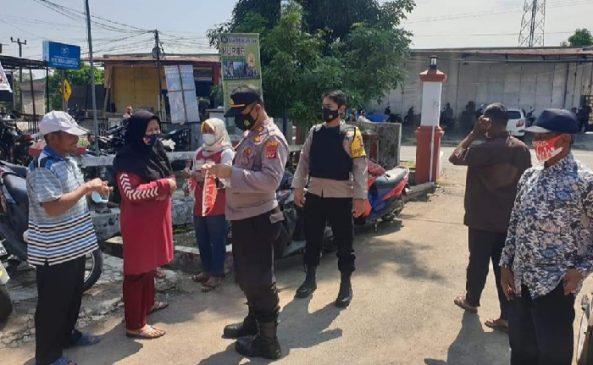 Polres Majalengka Polda Jabar Sosialisasikan PPKM Mikro dan Bagikan Masker Gratis