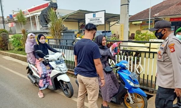 Polresta Bandung Berikan Masker dan Ingatkan Prokes 5M Dalam PPKM Tahap V