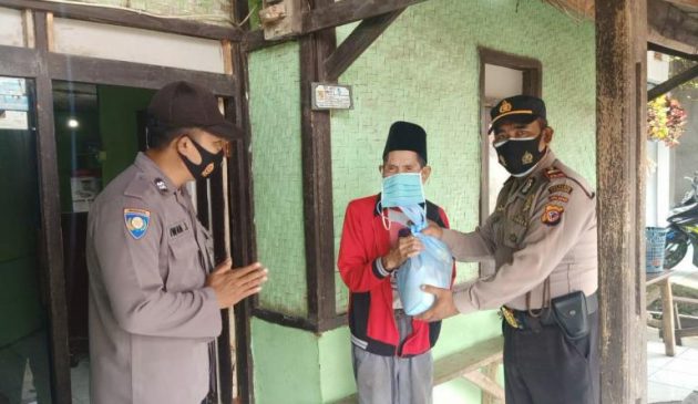 Polresta Bandung Gelar Baksos Bagikan Sembako untuk Warga Masyarakat Kurang Mampu