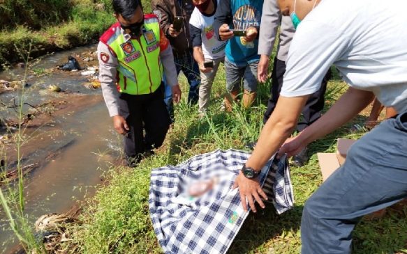 Polresta Bandung Lakukan Olah TKP Penemuan Mayat Bayi Laki-Laki di Bantaran Sungai Cibeusi Cileunyi