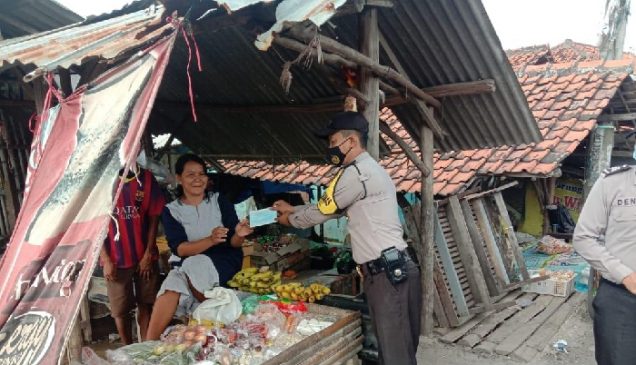Polsek Gunung Jati Laksanakan Bakti Sosial Pembagian Masker Gratis