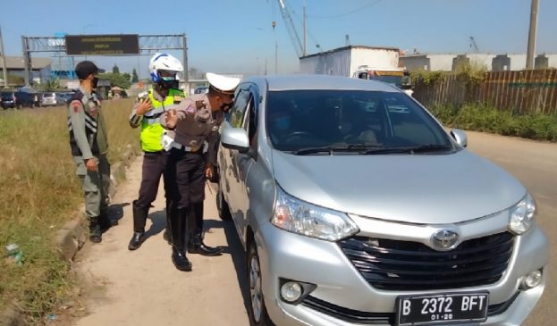Pra Larangan Mudik, Polisi Sekat Kendaraan di Exit Tol Cileunyi