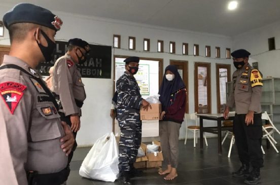 Sat Brimob Polda Jabar Bersinergi dengan TNI Bagikan Sembako