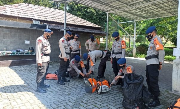 Sat Brimob Polda Jabar Siaga Tanggap Bencana di Posko SAR Mako Cikole Lembang