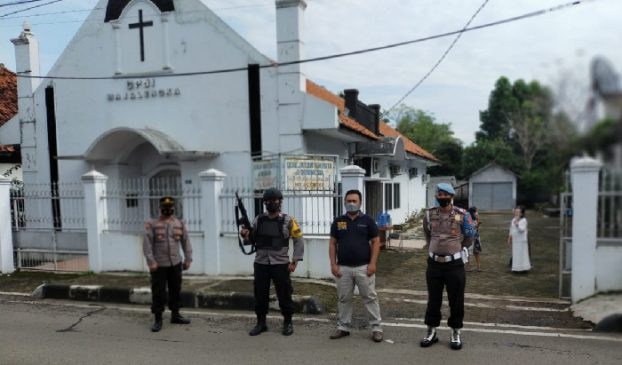 Sat Sabhara Polres Majalengka Sterilisasi Gereja Jelang Paskah