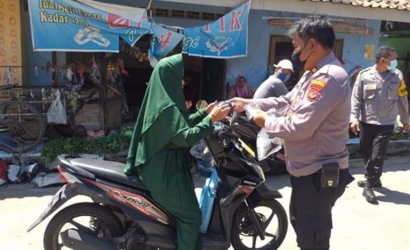 Tekan Angka Penyebaran Covid-19, Ops Yustisi Polres Majalengka Bagikan Masker Kepada Warga