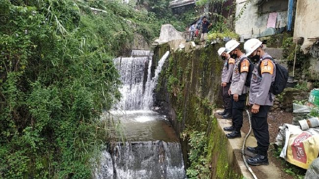 Antisipasi Bencana Banjir, Sat Brimob Polda Jabar Cek Beberapa Pintu Sungai Cipanas