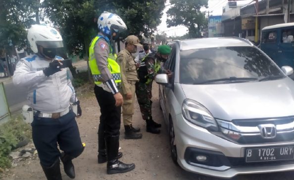 Antisipasi Pemudik, Polisi lakukan Penyekatan di Jalan Raya Cikalang Barat – Cileunyi
