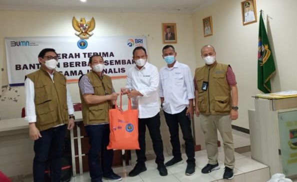 Bank BRI Bersama PWI Peduli Jabar Salurkan 200 Sembako kepada Warga Terdampak Covid-19 di KBB
