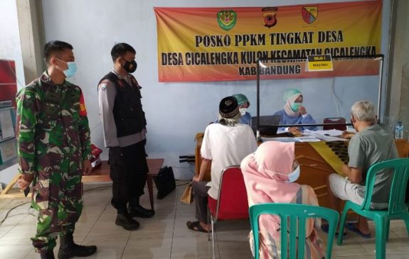 Bhabinkamtibmas dan Babinsa Pantau Vaksinasi Lansia di Balai Desa Cicalengka Kulon