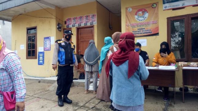 Binmas Desa Cileunyi Kulon Dampingi Pendistribusian BPNT