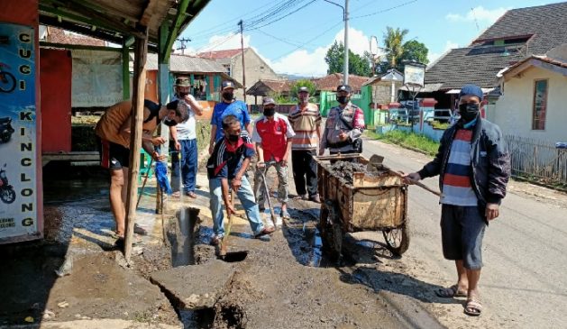 Binmas Desa Ciluncat Ajak Warga Bersihkan Drainase Sebagai Antisipasi Banjir
