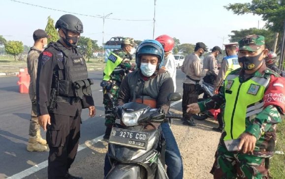 Cegah Penularan Covid-19, Sat Brimob Polda Jabar Laksanakan Pengamanan Larangan Mudik Lebaran Tahun 2021