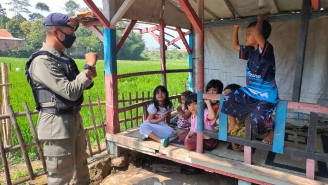 Dansat Brimob Polda Jabar Imbau Orang Tua Selalu Terapkan Prokes Covid-19