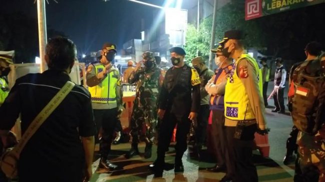 Danyon C Pelopor Sat Brimob Jabar Bersama Kapolresta Cirebon dan Dandim 0620 Pimpin Langsung Penyekatan di Malam Takbiran