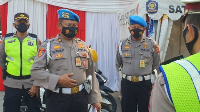 Divisi Propam Mabes Polri Cek dan Periksa Pos Terpadu Ops Ketupat Lodaya 2021 di Cirebon Kota