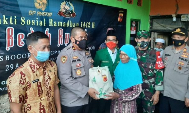 Gelar Safari Ramadhan, Polres Bogor Bersama GP Ansor Bedah Rumah Warga Desa Cibening