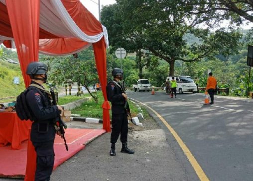 Hari Kedua Operasi Ketupat Lodaya, Sat Brimob Polda Jabar Siaga di Jalur Lalu Lintas Kota Tasikmalaya