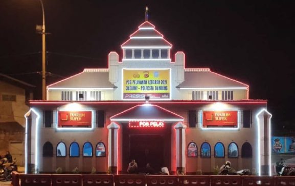 Hibur Pemudik yang Diputar Balikan, Polisi Bangun Ornamen Gedung Sate di Cileunyi