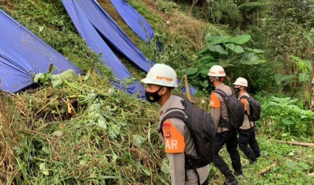 Intensitas Hujan Meningkat, Tim SAR Sat Brimob Polda Jabar Lakukan Pengecekan Tebing Rawan Longsor di Wilayah Cipanas