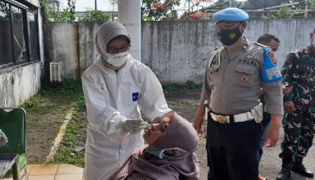 Jajaran Polresta Bandung Pantau Jalannya Swab Antigen PT Forever Garmindo