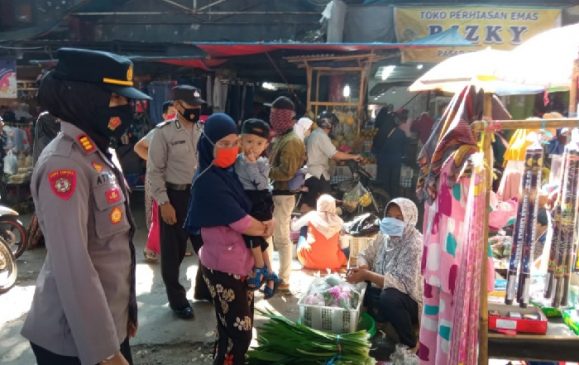 Jelang Idul Fitri, Kapolsek Cigasong Polres Majalengka Pantau Ketersediaan dan Harga Sembako