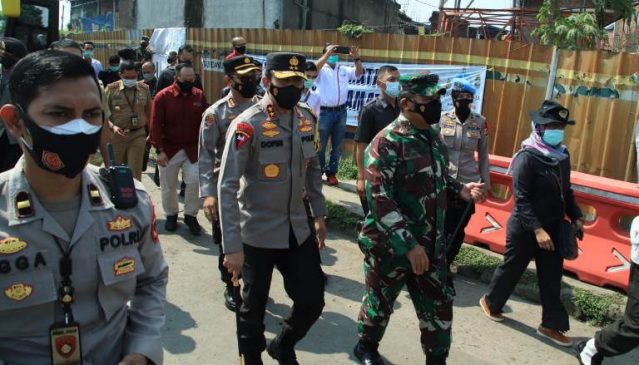 Kapolda Jabar, Gubernur Jabar Bersama Pangdam III/ Siliwangi Tinjau Pos Penyekatan di Pos Pam Check Point Pintu Tol Cileunyi