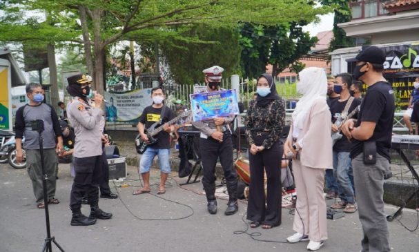 Kapolres Banjar Apresiasi Cara Unik Seniman Musik Persada Sampaikan Imbauan Prokes