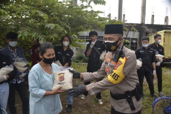 Kapolres Ciko Polda Jabar Bagikan Baksos dengan Berjalan Kaki Kepada Warga Desa Pasindangan