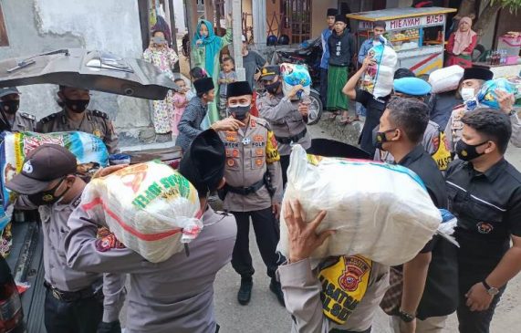 Kapolres Ciko Polda Jabar Bentuk Pasukan Beras Untuk Berikan Bansos ke Pondok Pesantren Benda Kerep