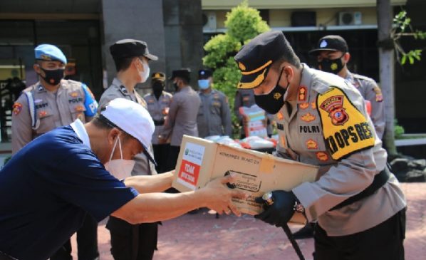 Kapolres Karawang Pimpin Penyaluran Bansos Peduli Covid-19 dari Yayasan Buddha Tzu Chi Indonesia