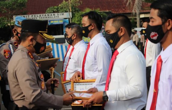 Kapolres Tasikmalaya Berikan penghargaan Kepada Anggota Berprestasi