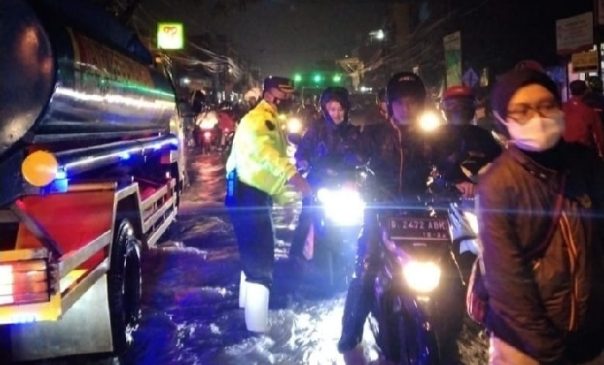 Kapolsek Dayeuhkolot Turun Langsung Urai Kepadatan Arus Lalin Akibat Genangan Air
