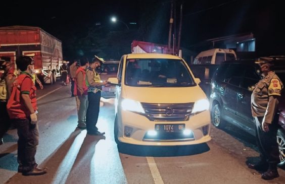 Nekad Mudik, 15 Kendaraan Diputarbalikkan Pada Pelaksanaan Penyekatan di Pospam Kadipaten Majalengka