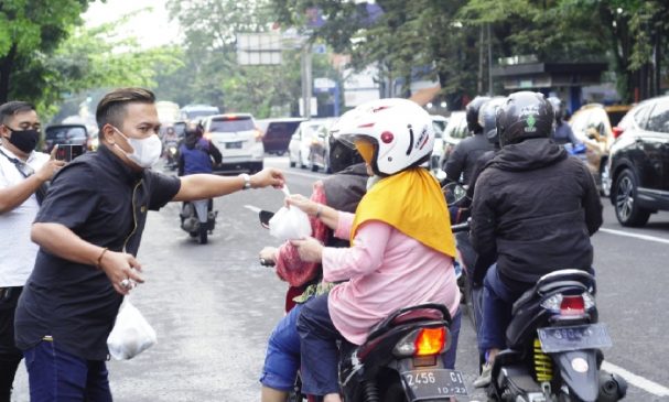 PWI dan IKWI Kota Bandung Konsisten Bagikan Takjil