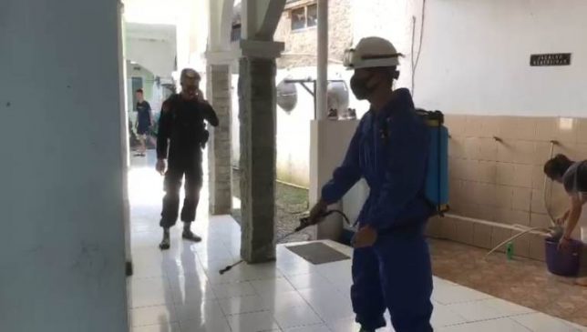 Pastikan Sholat Idul Fitri Aman, Sat Brimob Polda Jabar Semprotkan Disinfektan Masjid Arriyadul Jannah