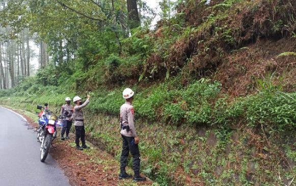 Patroli SAR Sat Brimob Polda Jabar Cek Tebing Rawan Bencana Longsor